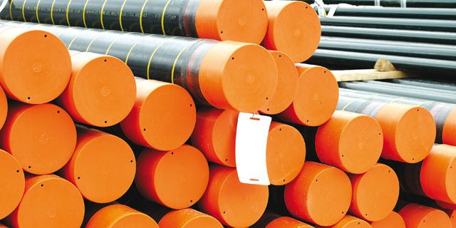 Steel pipes for pipelines for combustible fluids